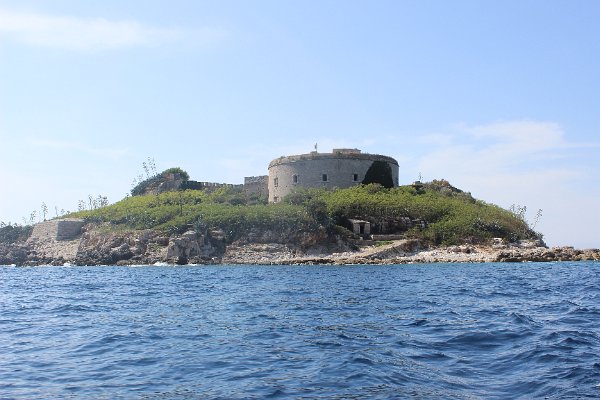 1. Pevnost Mamula nedaleko Herceg-Novi, kterou využíval Mussolini jako vězení pro politické vězně